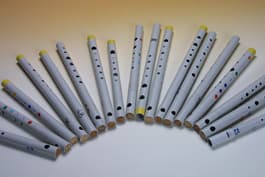 photo de 18 fifres fabriqués avec de la gaine électrique en PVC
