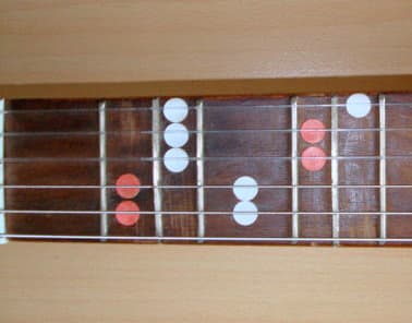 photo d'une guitare orientale avec 2 barettes en plus